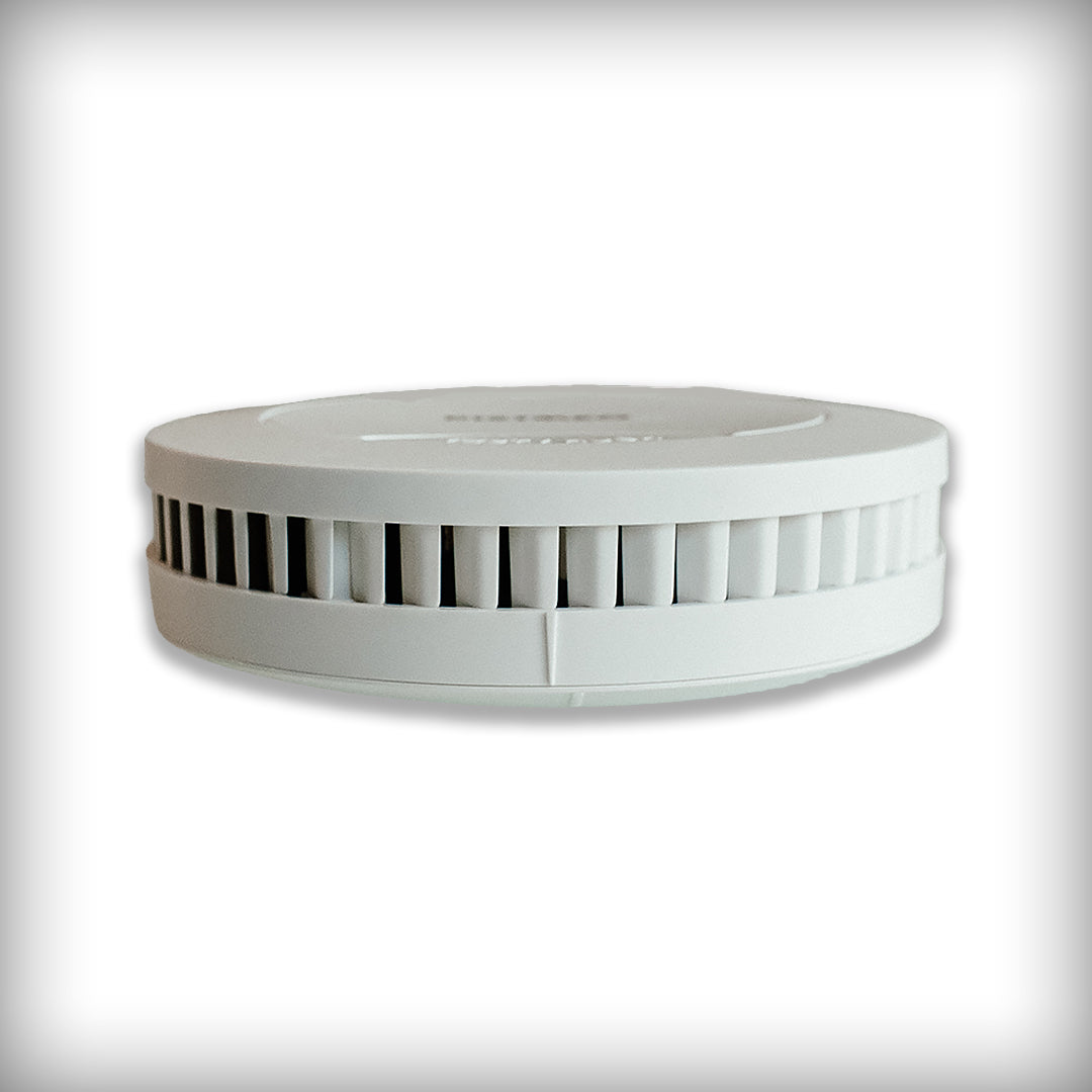 Compact smoke detector with audible and visual alarm, SM03