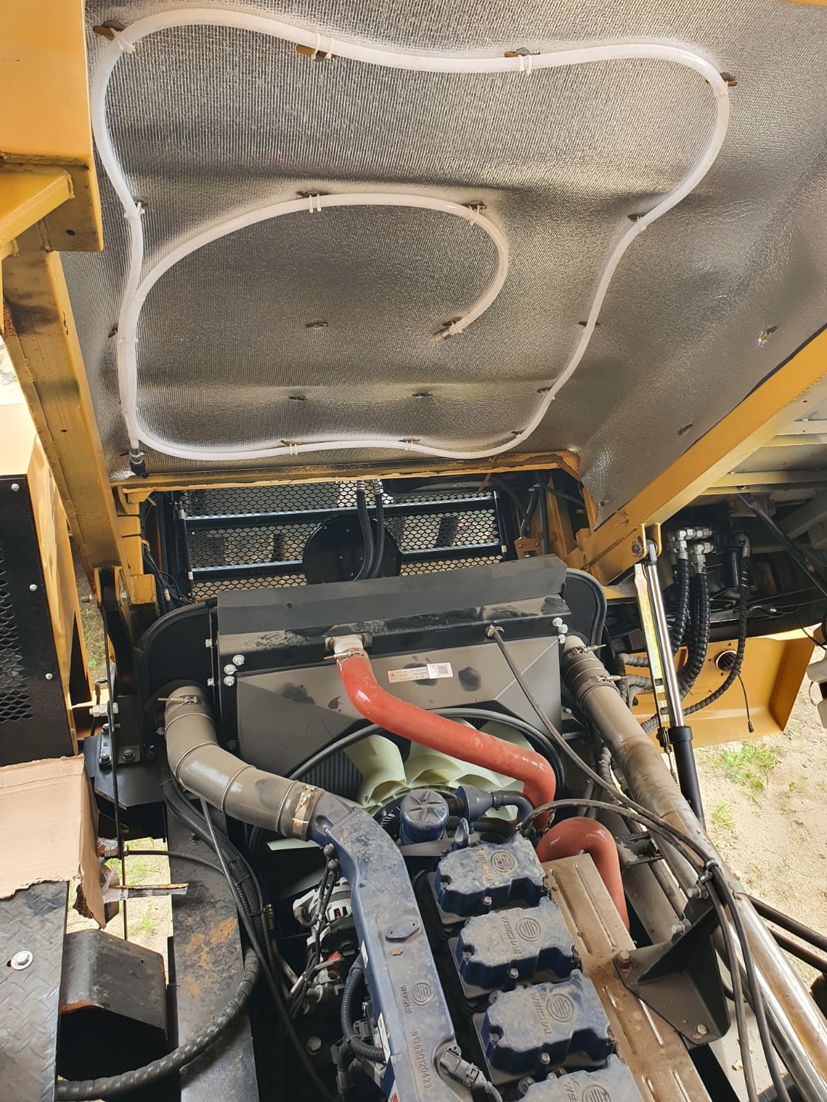 Autonomous fire extinguishing device for enclosed spaces